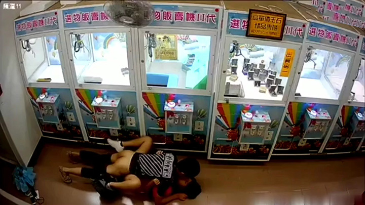 小情侣抓娃娃机室做爱偷情