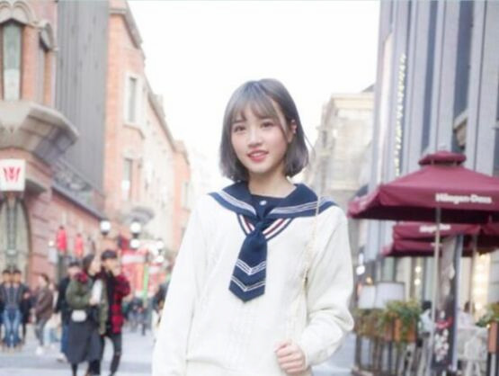 约1 9岁的漂 亮学 生 妹穿 透 视制 服在 天 桥拍 摄却误 入刺 激战 场